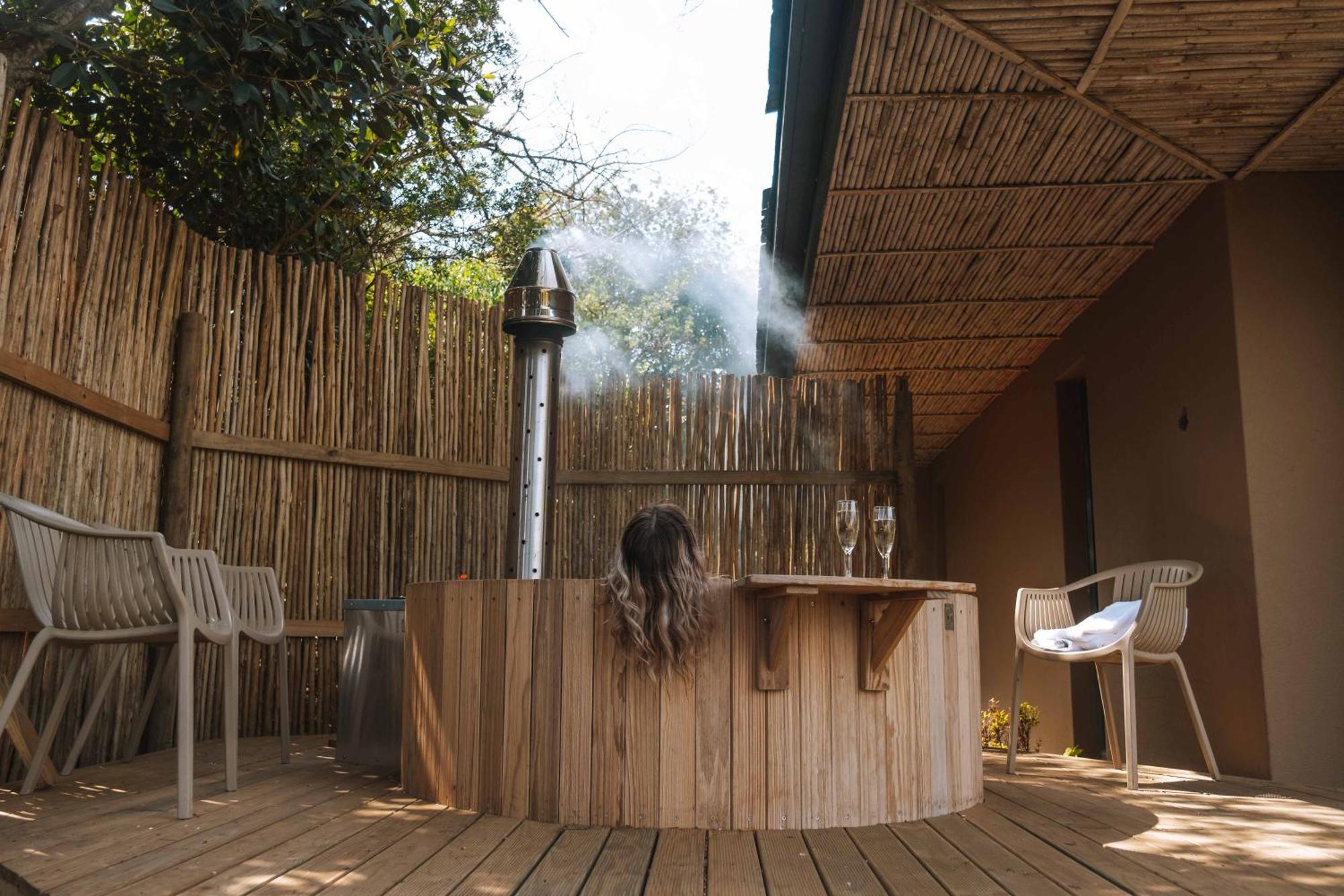 佩祖拉自然酒店及水疗中心 克尼斯纳 外观 照片 A wood-fired hot tub