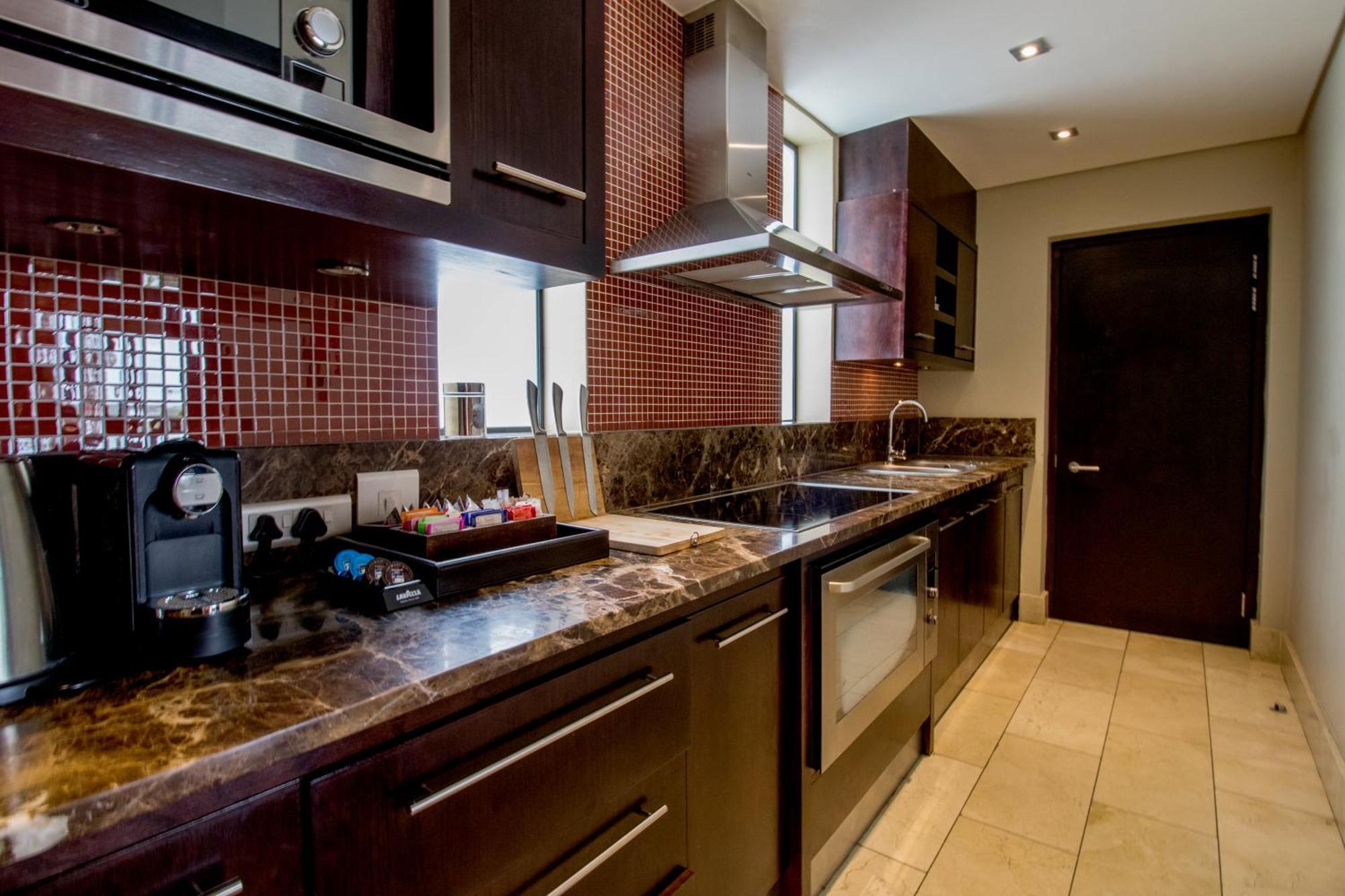 佩祖拉自然酒店及水疗中心 克尼斯纳 客房 照片 A kitchen in a suite at the Hilton London West End